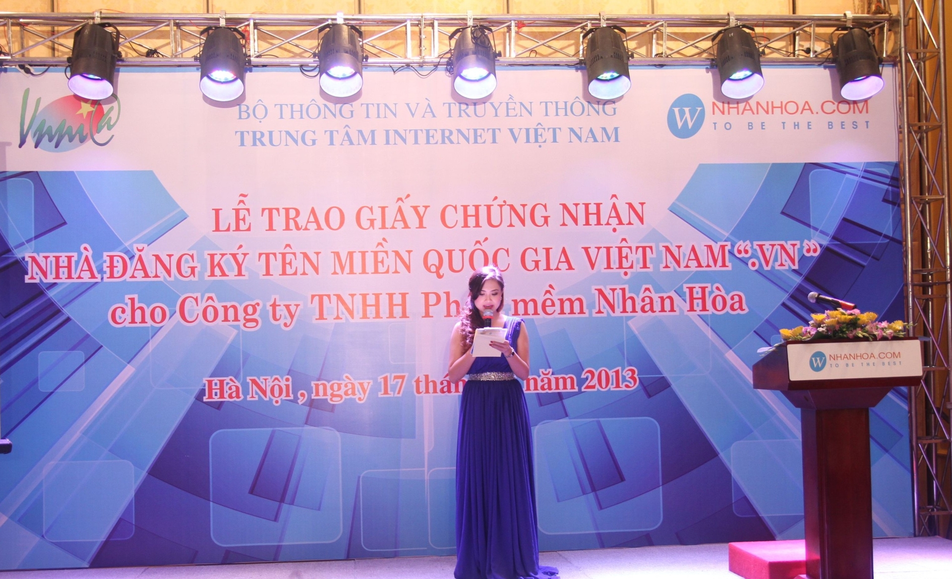 Nhìn lại lịch sử: Dấu mốc Nhân Hòa trở thành Nhà đăng ký tên miền .VN 2013