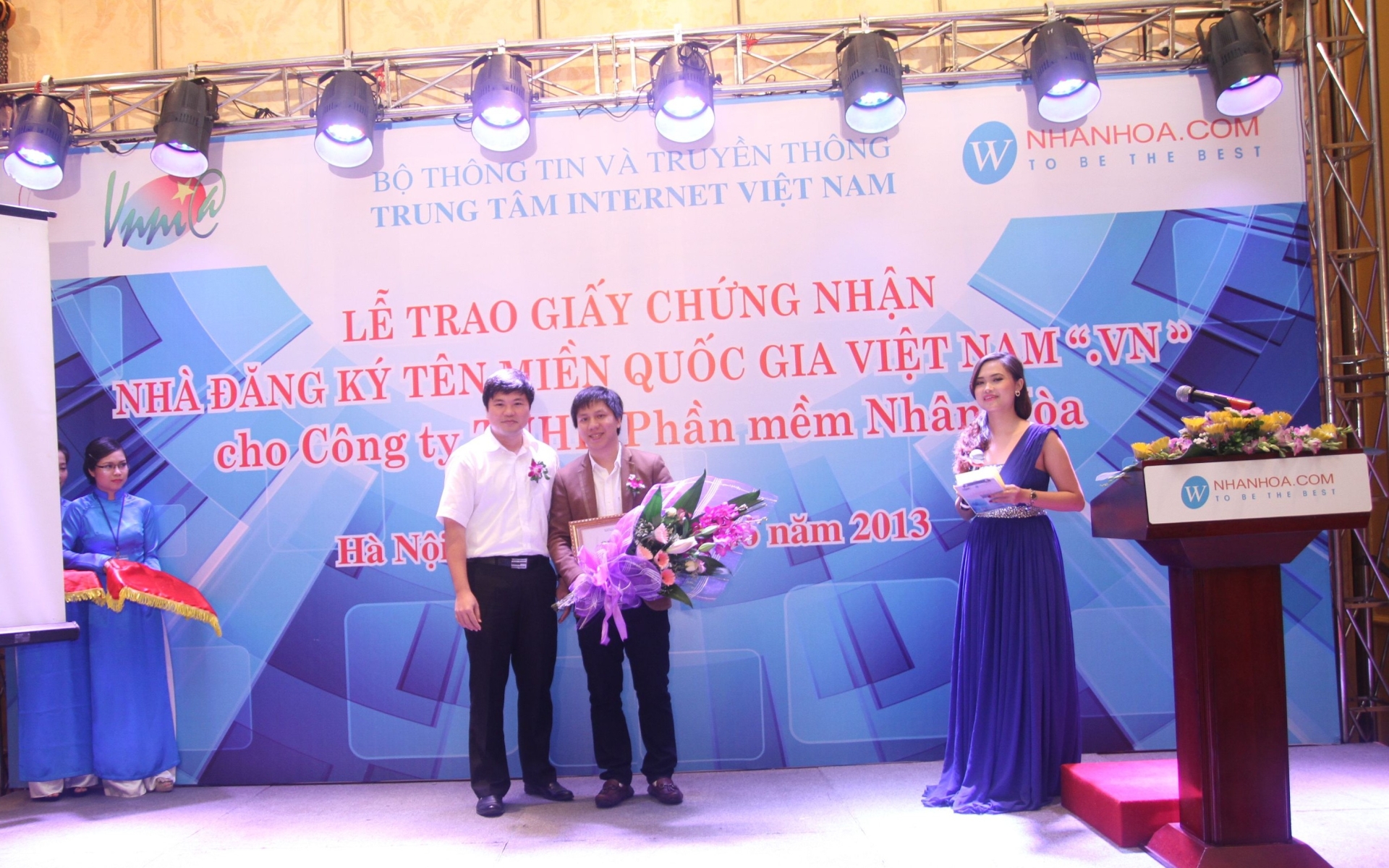 Nhìn lại lịch sử: Dấu mốc Nhân Hòa trở thành Nhà đăng ký tên miền .VN 2013