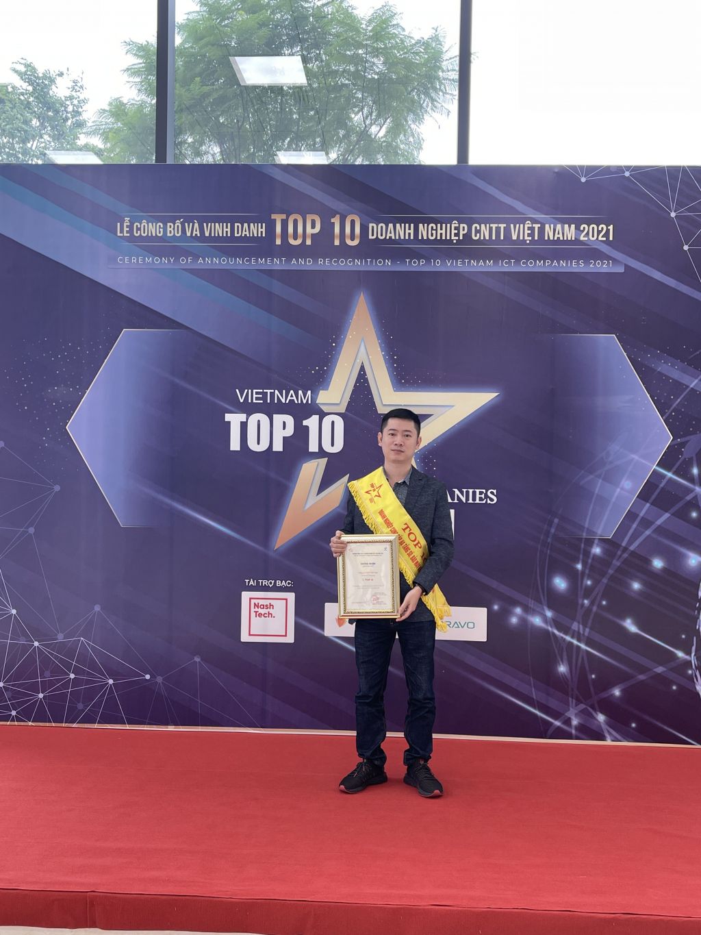 Nhân Hòa Group: TOP 10 Doanh nghiệp CNTT Việt Nam 2021 tại lễ vinh danh ICT Việt Nam